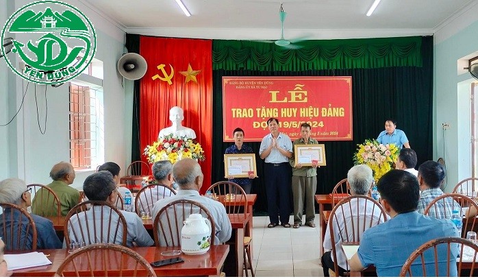 Dịp 19/5, toàn huyện có 136 Đảng viên được trao tặng và truy tặng huy hiệu Đảng|https://tanlieu.yendung.bacgiang.gov.vn/en_US/chi-tiet-tin-tuc/-/asset_publisher/M0UUAFstbTMq/content/dip-19-5-toan-huyen-co-136-ang-vien-uoc-trao-tang-va-truy-tang-huy-hieu-ang/22815